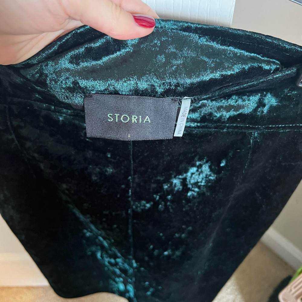 Storia green velvet mini skirt size large, worn once! - Picture 4 of 9